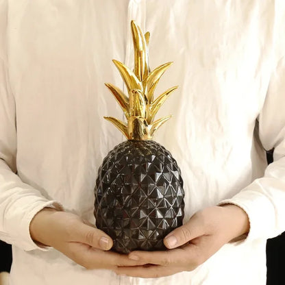 Piney | Dekorative Ananas-Skulptur mit luxuriösem Charme